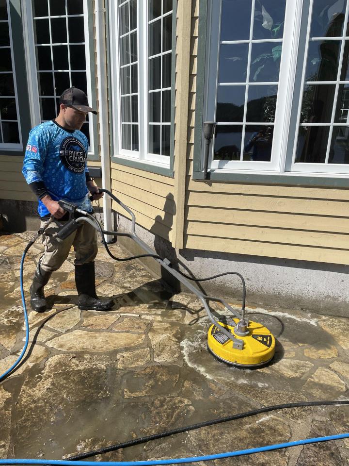 Lavage de maisons, travaux de paysagements extérieurs et restauration d’aménagements en bois